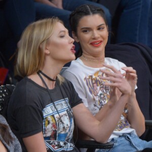 Kendall Jenner et Karlie Kloss lors du match de basket-ball qui oppose l'équipe de Los Angeles aux Rockets de Houston, le 26 octobre 2016 au Staples Center