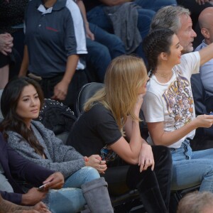 Kendall Jenner et Karlie Kloss lors du match de basket-ball qui oppose l'équipe de Los Angeles aux Rockets de Houston, le 26 octobre 2016 au Staples Center