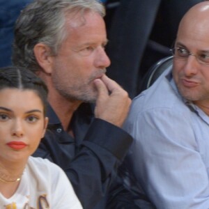 Kendall Jenner et Karlie Kloss lors du match de basket-ball qui oppose l'équipe de Los Angeles aux Rockets de Houston, le 26 octobre 2016 au Staples Center