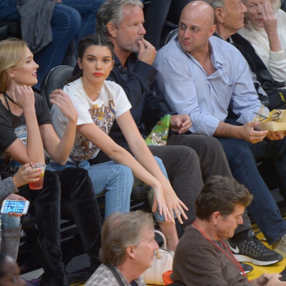 Kendall Jenner et Karlie Kloss lors du match de basket-ball qui oppose l'équipe de Los Angeles aux Rockets de Houston, le 26 octobre 2016 au Staples Center