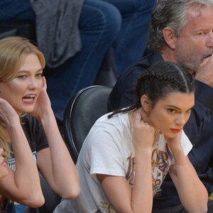 Kendall Jenner et Karlie Kloss lors du match de basket-ball qui oppose l'équipe de Los Angeles aux Rockets de Houston, le 26 octobre 2016 au Staples Center