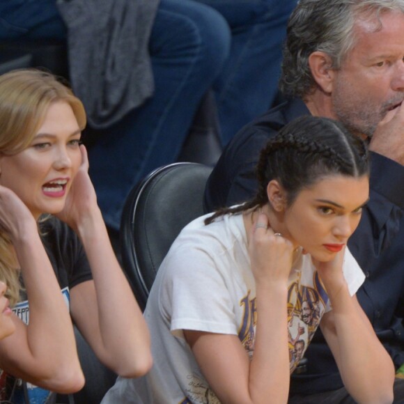 Kendall Jenner et Karlie Kloss lors du match de basket-ball qui oppose l'équipe de Los Angeles aux Rockets de Houston, le 26 octobre 2016 au Staples Center