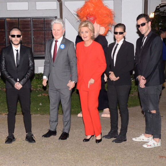 Katy Perry déguisée en Hillary Clinton avec un ami déguisé en Bill Clinton et Orlando Bloom ( derrière avec le masque cheveux orange) à la fête d'halloween de Kate Hudson à Brentwood le 28 octobre 2016