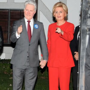 Katy Perry déguisée en Hillary Clinton avec un ami déguisé en Bill Clinton et Orlando Bloom ( derrière avec le masque cheveux orange) à la fête d'halloween de Kate Hudson à Brentwood le 28 octobre 2016