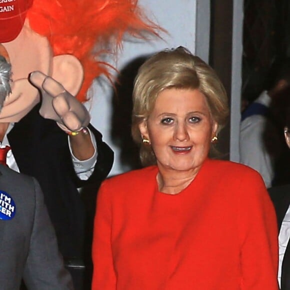 Katy Perry déguisée en Hillary Clinton avec un ami déguisé en Bill Clinton et Orlando Bloom ( derrière avec le masque cheveux orange) à la fête d'halloween de Kate Hudson à Brentwood le 28 octobre 2016