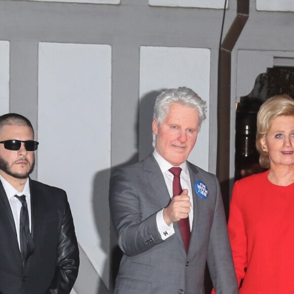 Katy Perry déguisée en Hillary Clinton avec un ami déguisé en Bill Clinton et Orlando Bloom ( derrière avec le masque cheveux orange) à la fête d'halloween de Kate Hudson à Brentwood le 28 octobre 2016