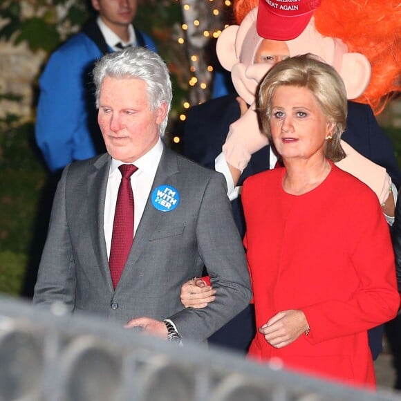 Katy Perry déguisée en Hillary Clinton avec un ami déguisé en Bill Clinton et Orlando Bloom ( derrière avec le masque cheveux orange) à la fête d'halloween de Kate Hudson à Brentwood le 28 octobre 2016