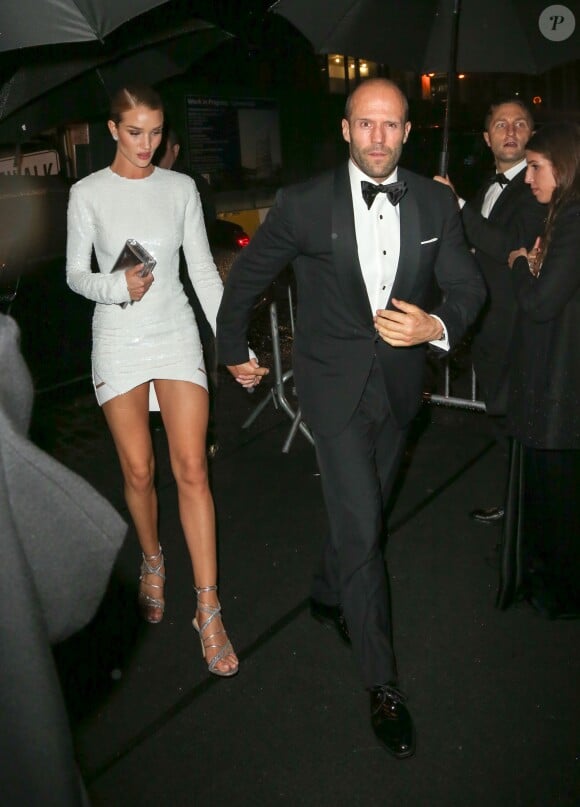 Jason Statham et sa compagne Rosie Huntington-Whiteley à la sortie de l'after party du MET Gala au Standard Hotel de New York le 2 mai 2016.