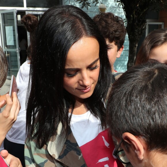 La chanteuse Alizée a assuré la dictée ELA le 17 octobre 2016, au collège de Porticcio.