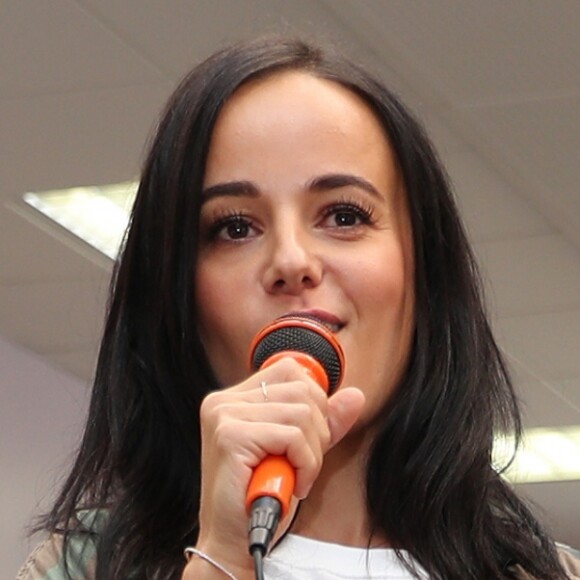 La chanteuse Alizée a assuré la dictée ELA le 17 octobre 2016, au collège de Porticcio.