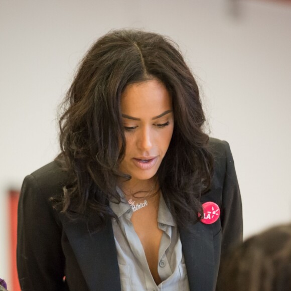 Amel Bent lors de la lecture de la dictée ELA à des élèves de la classe de 6ème au Collège Pablo Neruda à Aulnay-sous-Bois, France, le 17 octobre 2016, lors de la campagne nationale "Mets tes baskets et bats la maladie à l'école".