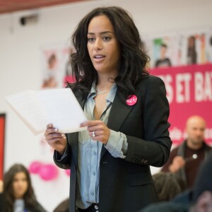 Amel Bent lors de la lecture de la dictée ELA à des élèves de la classe de 6ème au Collège Pablo Neruda à Aulnay-sous-Bois, France, le 17 octobre 2016, lors de la campagne nationale "Mets tes baskets et bats la maladie à l'école".