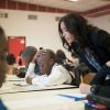 Amel Bent lors de la lecture de la dictée ELA à des élèves de la classe de 6ème au Collège Pablo Neruda à Aulnay-sous-Bois, France, le 17 octobre 2016, lors de la campagne nationale "Mets tes baskets et bats la maladie à l'école".