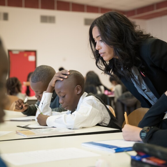 Amel Bent lors de la lecture de la dictée ELA à des élèves de la classe de 6ème au Collège Pablo Neruda à Aulnay-sous-Bois, France, le 17 octobre 2016, lors de la campagne nationale "Mets tes baskets et bats la maladie à l'école".
