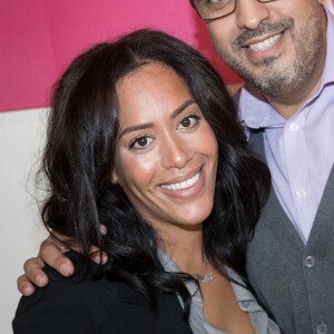 Amel Bent et le professeur de Français des élèves Hakim Bouchaiba lors de la lecture de la dictée ELA à des élèves de la classe de 6ème au Collège Pablo Neruda à Aulnay-sous-Bois, France, le 17 octobre 2016, lors de la campagne nationale "Mets tes baskets et bats la maladie à l'école".