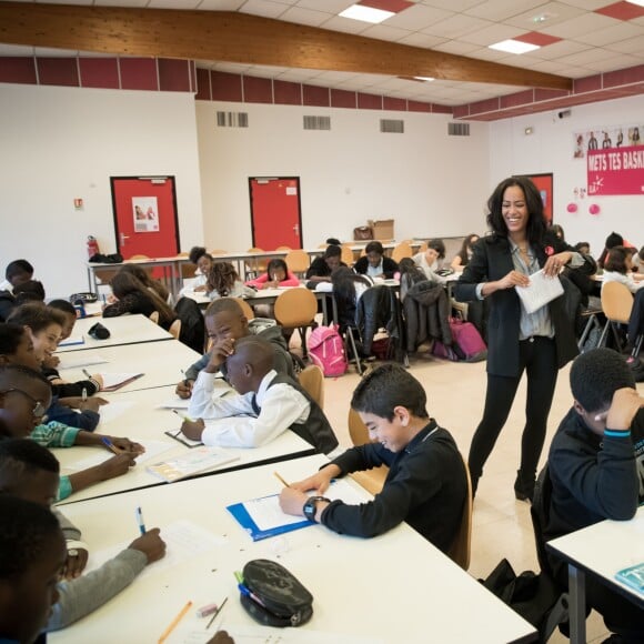 Amel Bent lors de la lecture de la dictée ELA à des élèves de la classe de 6ème au Collège Pablo Neruda à Aulnay-sous-Bois, France, le 17 octobre 2016, lors de la campagne nationale "Mets tes baskets et bats la maladie à l'école".