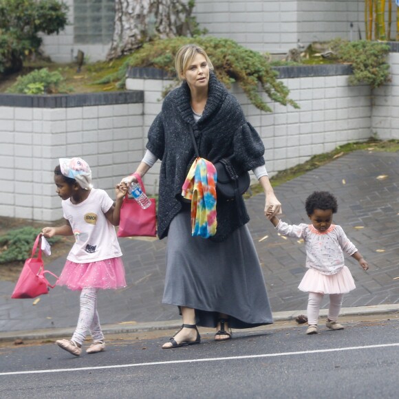Charlize Theron emmène ses enfants Jackson et August Theron à une fête d'anniversaire privée à Beverly Hills. Le petit Jackson porte encore sa casquette préférée de la reine des neiges! Le 30 octobre 2016