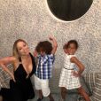 Mariah Carey et ses enfants Monroe et Morrocan au restaurant Au Fudge, l'établissement kid-friendly de Jessica Biel. Photo publiée sur Instagram, le 8 août 2016