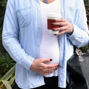Katherine Heigl enceinte discute avec son mari Josh Kelley à la sortie d'un valet parking à Los Angeles, le 29 octobre 2016