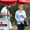 Katherine Heigl enceinte discute avec son mari Josh Kelley à la sortie d'un valet parking à Los Angeles, le 29 octobre 2016