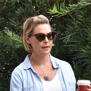 Katherine Heigl enceinte discute avec son mari Josh Kelley à la sortie d'un valet parking à Los Angeles, le 29 octobre 2016