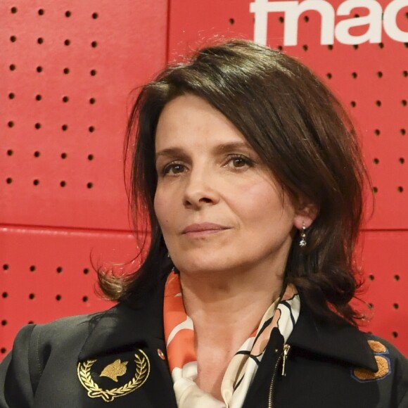 Juliette Binoche participe à une rencontre organisée par le mouvement "Fraternité Générale !" à la Fnac Saint-Lazare à Paris, le 2 novembre 2016. © Pierre Perusseau/Bestimage