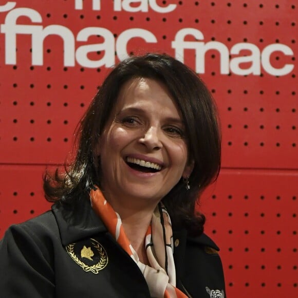 Juliette Binoche participe à une rencontre organisée par le mouvement "Fraternité Générale !" à la Fnac Saint-Lazare à Paris, le 2 novembre 2016. © Pierre Perusseau/Bestimage