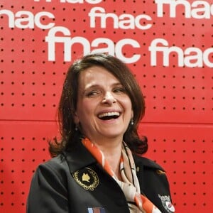 Juliette Binoche participe à une rencontre organisée par le mouvement "Fraternité Générale !" à la Fnac Saint-Lazare à Paris, le 2 novembre 2016. © Pierre Perusseau/Bestimage