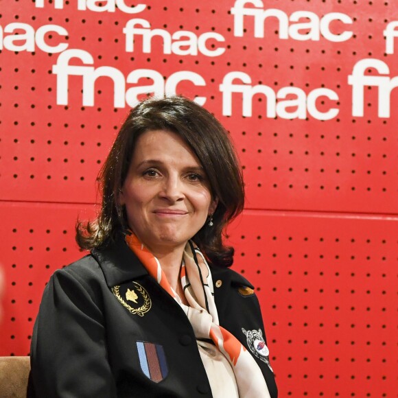 Juliette Binoche participe à une rencontre organisée par le mouvement "Fraternité Générale !" à la Fnac Saint-Lazare à Paris, le 2 novembre 2016. © Pierre Perusseau/Bestimage