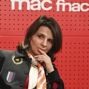 Juliette Binoche participe à une rencontre organisée par le mouvement "Fraternité Générale !" à la Fnac Saint-Lazare à Paris, le 2 novembre 2016. © Pierre Perusseau/Bestimage