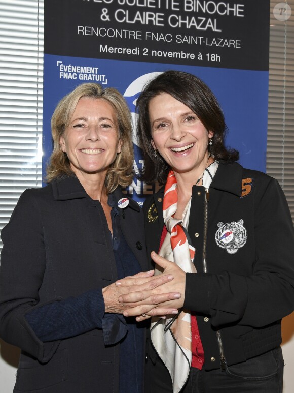 Claire Chazal et Juliette Binoche participent à une rencontre organisée par le mouvement "Fraternité Générale !" à la Fnac Saint-Lazare à Paris, le 2 novembre 2016. © Pierre Perusseau/Bestimage