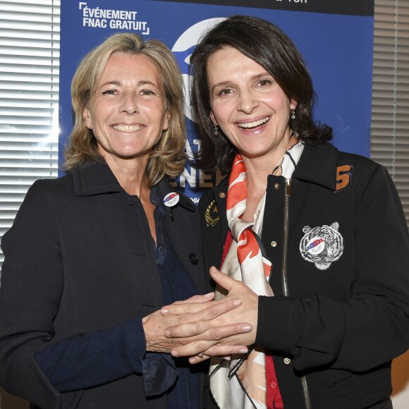 Claire Chazal et Juliette Binoche participent à une rencontre organisée par le mouvement "Fraternité Générale !" à la Fnac Saint-Lazare à Paris, le 2 novembre 2016. © Pierre Perusseau/Bestimage