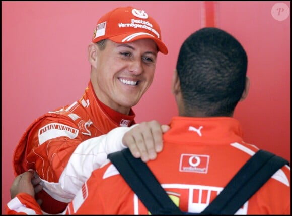 Michael Schumacher essaie la nouvelle Ferrari le 13 novembre 2007 à Barcelone.