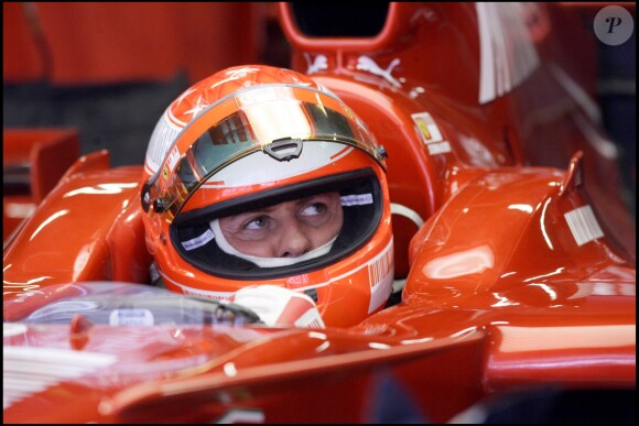 Michael Schumacher essaie la nouvelle Ferrari le 13 novembre 2007 à Barcelone.