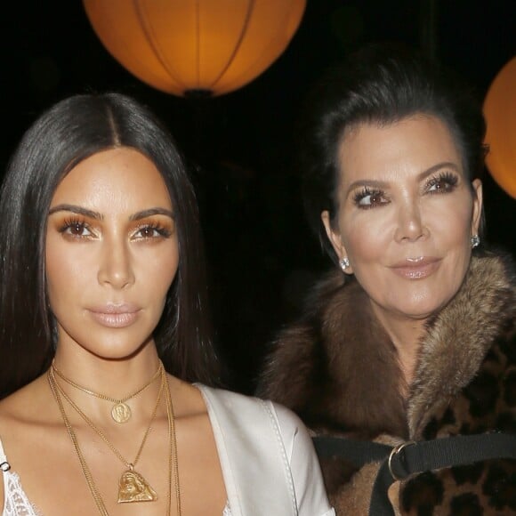 Kris Jenner et Kim Kardashian au défilé de mode prêt-à-porter printemps-été 2017 "Givenchy" à Paris, le 2 octobre 2016.