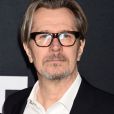 Gary Oldman - People au défilé Saint-Laurent à Hollywood le 10 février 2016.