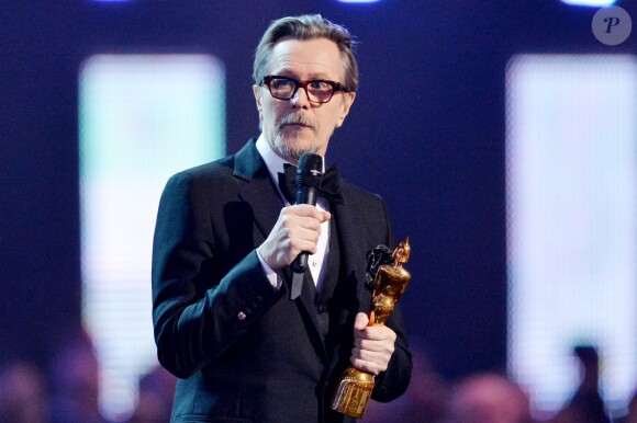Gary Oldman, venu récupérer le prix de l'icône britannique attribué à David Bowie remis à titre posthume - Cérémonie des BRIT Awards 2016 à l'O2 Arena à Londres, le 24 février 2016.
