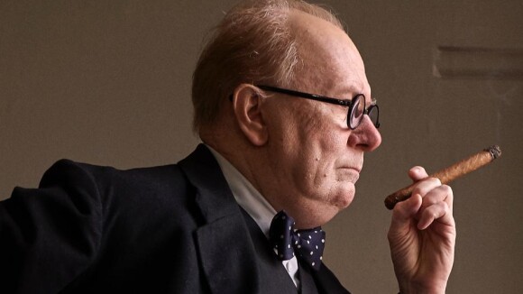 Gary Oldman, totalement méconnaissable, se dévoile dans la peau de Churchill