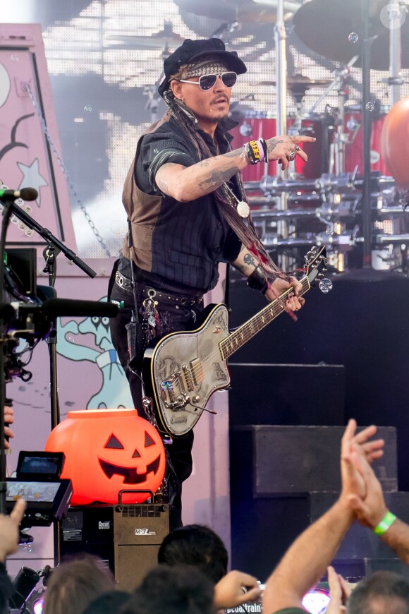 Johnny Depp - Johnny Depp et Alice Cooper en concert sur l'émission "Jimmy Kimmel Live!" pour Halloween à Los Angeles le 31 octobre 2016. © CPA/Bestimage