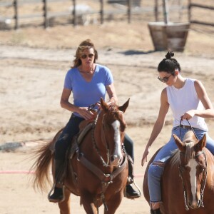 Exclusif - Caitlyn Jenner et sa fille Kendall font de l'équitation à Santa Clarita, le 23 octobre 2016.