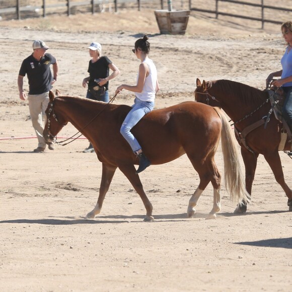 Exclusif - Caitlyn Jenner et sa fille Kendall font de l'équitation à Santa Clarita, le 23 octobre 2016.