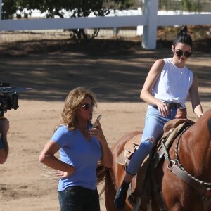 Exclusif - Caitlyn Jenner et sa fille Kendall font de l'équitation à Santa Clarita, le 23 octobre 2016.