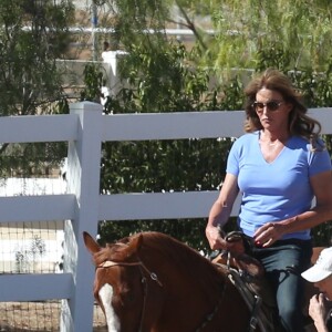 Exclusif - Caitlyn Jenner et sa fille Kendall font de l'équitation à Santa Clarita, le 23 octobre 2016.