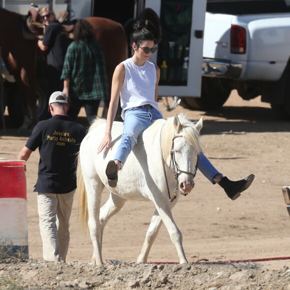 Exclusif - Caitlyn Jenner et sa fille Kendall font de l'équitation à Santa Clarita, le 23 octobre 2016.