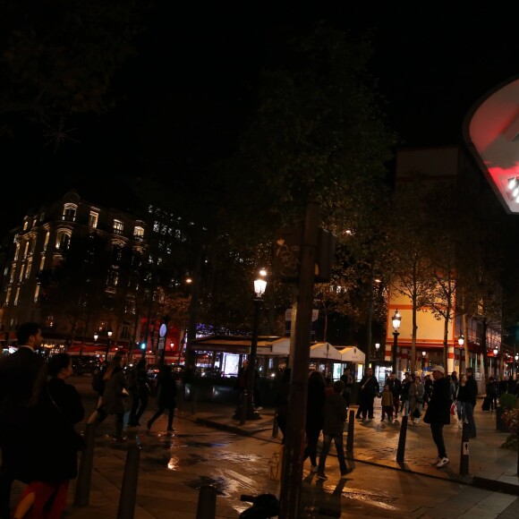 Exclusif -  J.M. Weston fait son cinéma sur les Champs-Elysées à l'occasion de l'inauguration de la boutique qui s'est installée pour 1 an au Gaumont Champs-Elysées Ambassade à Paris le 2 novembre 2016. © Moreau-Jacovides/Bestimage
