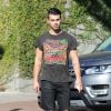Exclusif - Joe Jonas se balade avec un ami dans les rues de West Hollywood, le 11 octobre 2016