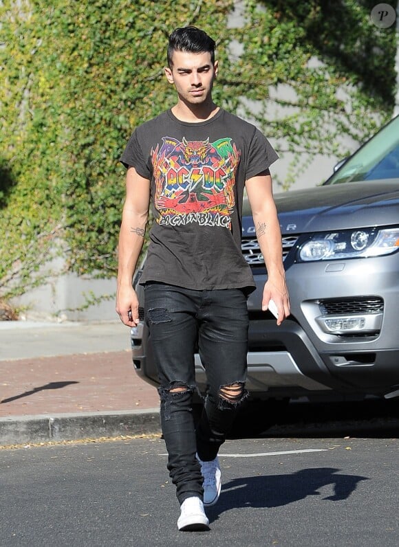 Exclusif - Joe Jonas se balade avec un ami dans les rues de West Hollywood, le 11 octobre 2016