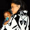 Rihanna va dîner au restaurant en famille à Los Angeles, le 10 février 2015. Elle porte sa nièce, Majesty, dans ses bras.