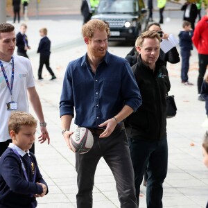 Le prince Harry visite le National Ice Center à Nottingham et partivipe à un entrainement avec les élèves de l'école, le 26 octobre 2016.