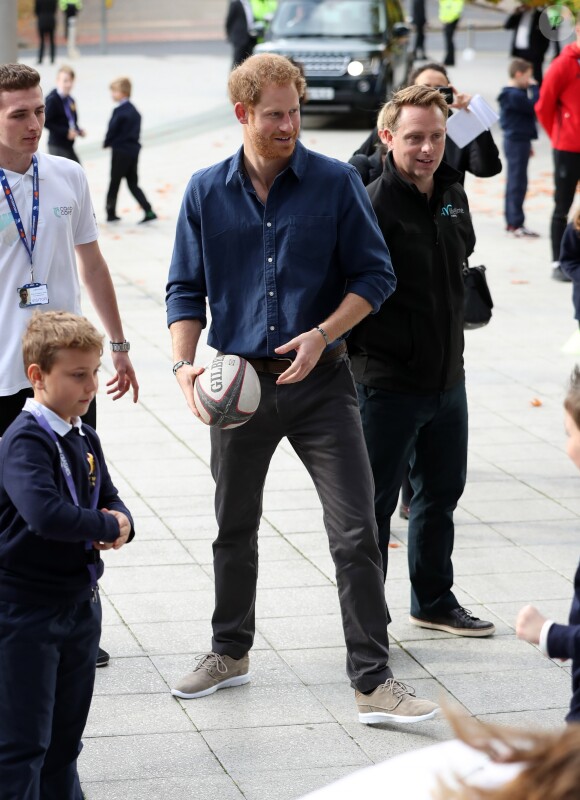 Le prince Harry visite le National Ice Center à Nottingham et partivipe à un entrainement avec les élèves de l'école, le 26 octobre 2016.